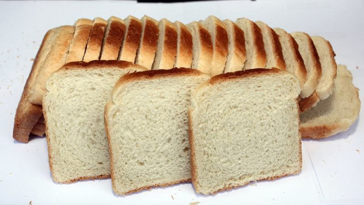 Jak ognia unikaj chleba tostowego! Takie pieczywo aż kipi od chemii, a do tego nie ma żadnych wartości odżywczych. Potwierdził to test Faktu. Pieczywa tostowego nie ima się nawet pleśń.