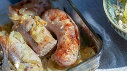 biała kiełbasa pieczona w cebuli i piwie. soczysta, rumiana, z natural