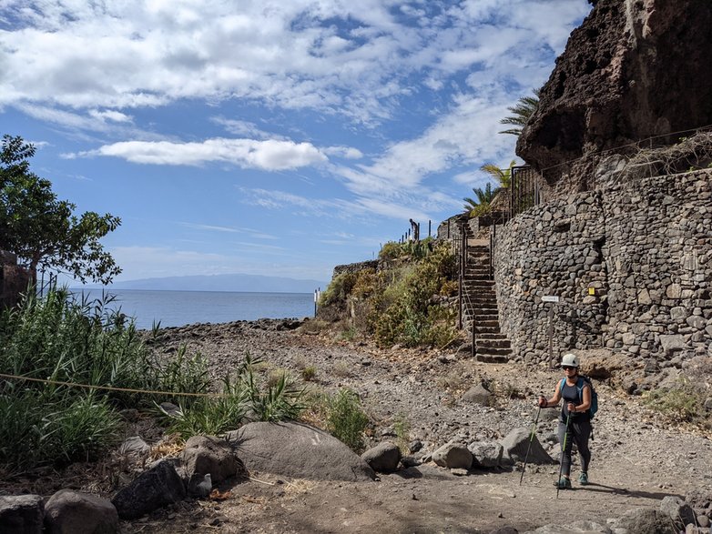 Plaża i Zatoka Masca. W oddali sąsiednia wyspa - La Gomera. 