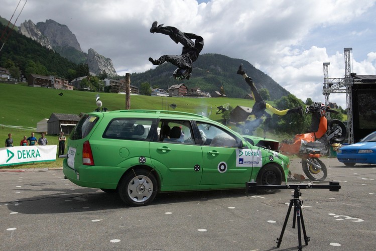 Znacznie gorzej kończy się sytuacja kiedy motocyklista przebija szybę i wpada do wnętrza