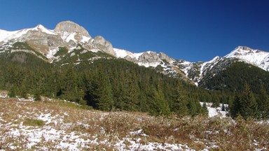 Śnieg w Tatrach. Niekorzystne warunki dla turystów