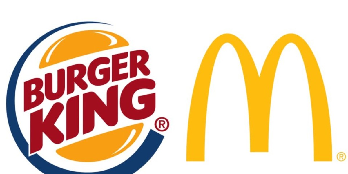 Jakie logo wybrać do firmy? Autorzy najnowszych badań dzielą je na dwa typy: opisowe i nieopisowe. Logo Burger Kinga (po lewej), w kształcie hamburgera, jest opisowe; logo McDonald's - nieopisowe. 