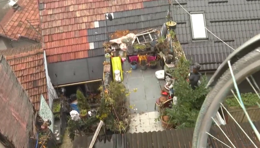 PRLJAVE LUTKE U SAKSIJAMA I CRNE REŠETKE NA PROZORIMA Ovako izgleda kuća Aneli Ahmić u Sarajevu, komšije sve otkrile o Grofici: "Došli su posle rata" (VIDEO)