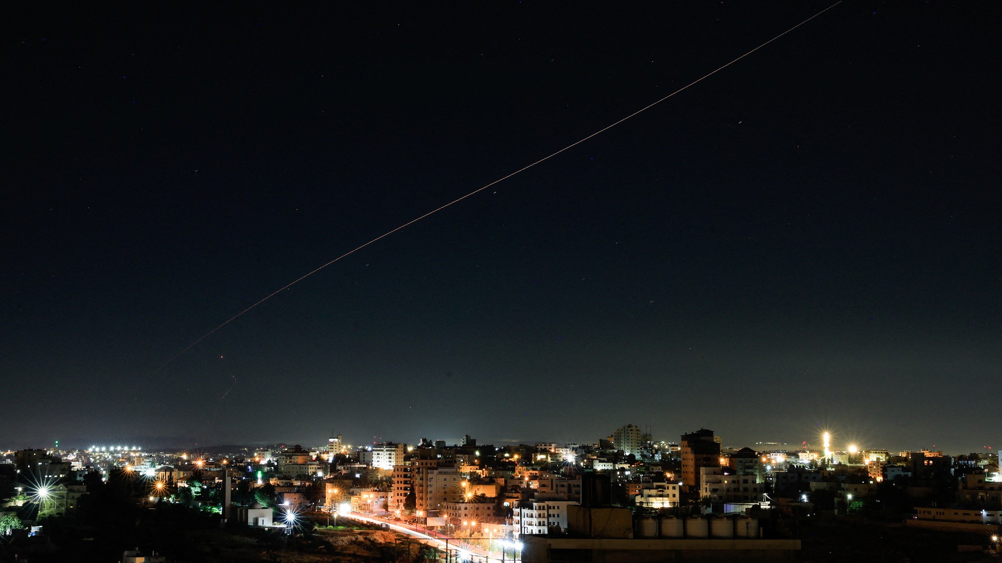 Iránska raketa na oblohe nad Izraelom. 