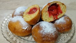 Pyszne pączki z truskawkami. Nowy i prosty przepis od Heni Foks