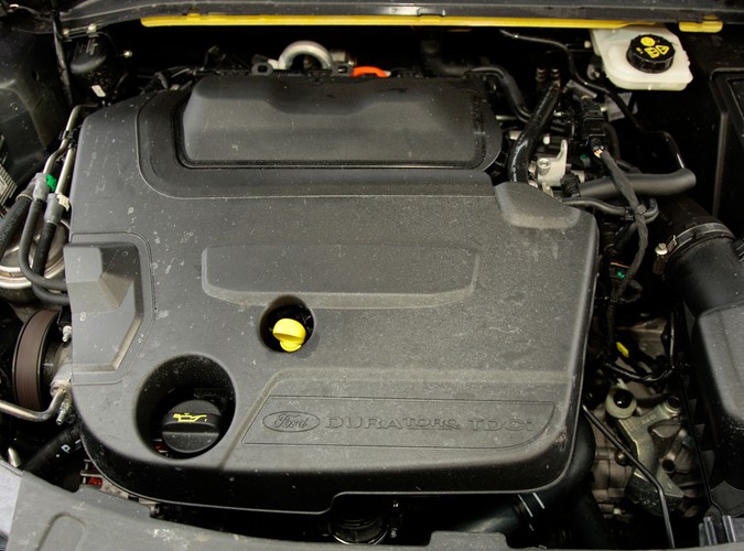 Jeżdżąc fordem mondeo mieliśmy dziwne wrażenie, że ujawnia się u nas rozdwojenie jaźni, a wszystko za sprawą mieszanych uczuć jakie wywoływał. Rozpływanie się nad jego zaletami w trasie przeplatało się z rozdrażnieniem jego nieporęcznością w zatłoczonym mieście