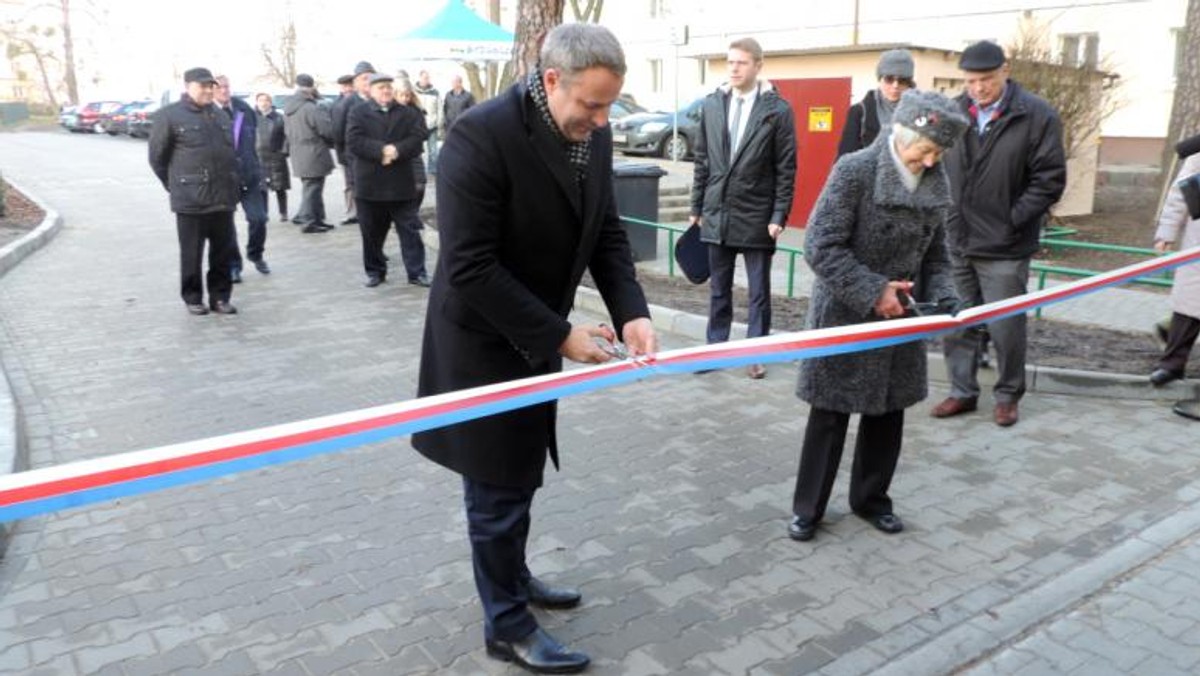 Najpierw była droga i chodniki, a teraz nowy parking, którego oddanie do użytku świętowała wspólnota mieszkańców z bloków u zbiegu ulic Sułkowskiego i Modrzewiowej na osiedlu Leśnym w Bydgoszczy.