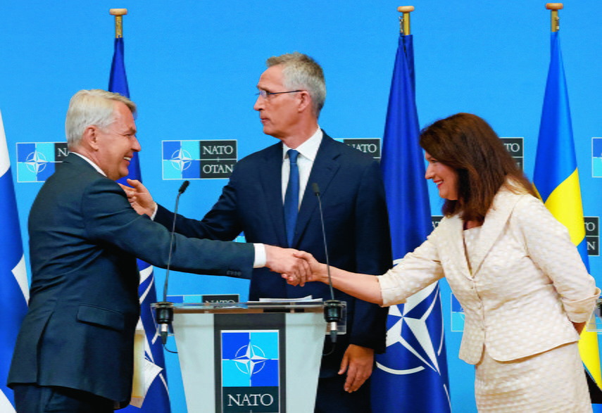 Uroczystość podpisania protokołów akcesyjnych Finlandii i Szwecji w siedzibie NATO w lipcu 2022 r. Z lewej szef fińskiego MSZ Pekka Haavisto, z prawej jego szwedzka odpowiedniczka Ann Linde, w środku sekretarz generalny Sojuszu Jens Stoltenberg.