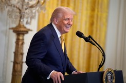 'Wygrał, bo kocha Polaków'. Trump chwali Nawrockiego i... udostępnia antyimigranckie nagranie z protestu Konfederacji