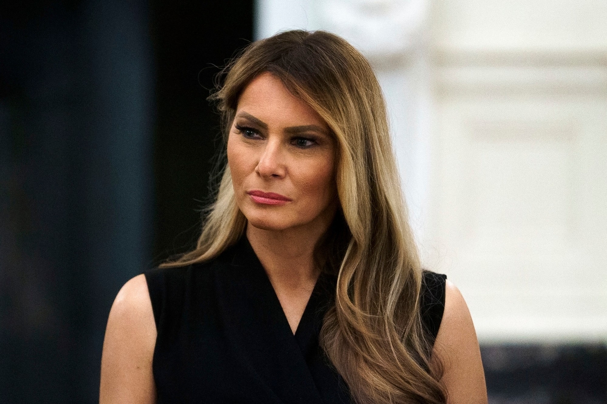 Dymové tiene a oceľový pohľad Melanii.