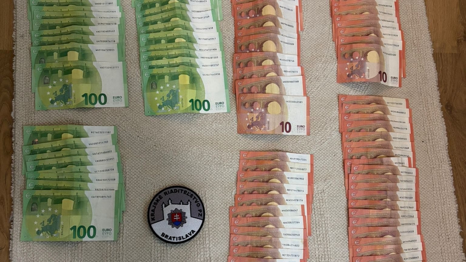 Polícia pri raziách v Bratislavskom a Trnavskom kraji zaistila hotovosť vo výške takmer 170 000 eur