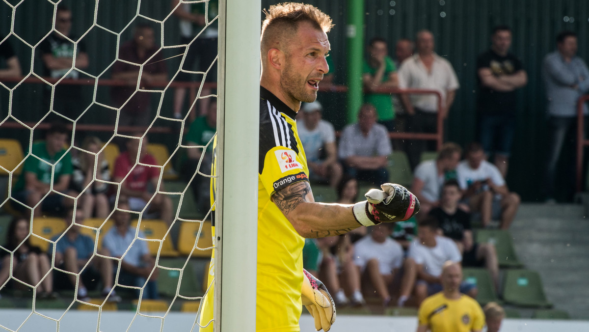 Ruch Chorzów przegrał u siebie z GKS-em Bełchatów 0:1 (0:1) w pierwszym niedzielnym spotkaniu 9. kolejki piłkarskiej T-Mobile Ekstraklasy. Niebiescy doznali tym samym czwartej porażki w sezonie i pozostają w dolnej strefie tabeli. GKS Bełchatów wywindował się natomiast na wysokie 4. miejsce.