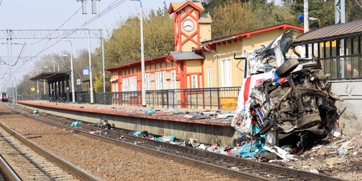 Karetka zmiażdżona w wypadku w Puszczykowie.