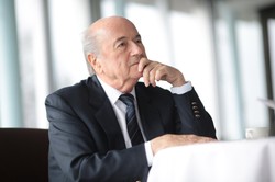 Blatter zaprzecza oskarżeniom o przyjmowanie "prezentów seksualnych"