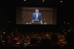 W Sejmie jak w filmie. W Kinotece po wystąpieniu Morawieckiego ludzie skandowali "do widzenia" [RELACJA]