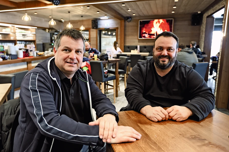 Naša prednost je što posedujemo sve – od smeštaja, ski liftova, iznajmljivanja opreme i skija, ugostiteljstva i tako dalje – što generiše dovoljno prihoda da bismo mogli da ulažemo i omogućimo da zarađeni novac ostaje u lokalnoj sredini, kaže Boštjan Paradiž