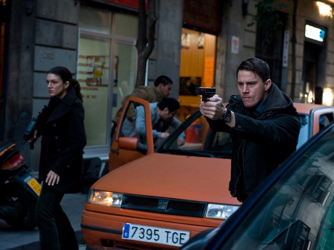 Zdradzona przez własnych ludzi musi uciekać przed zemstą zamachowców