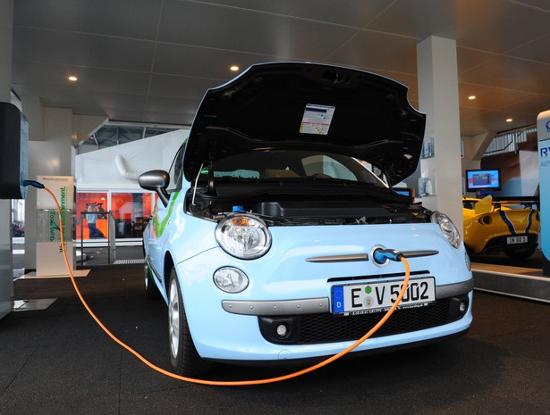 Elektryczny Fiat 500 wystawiony na Salonie Motoryzacyjnym w Genewie