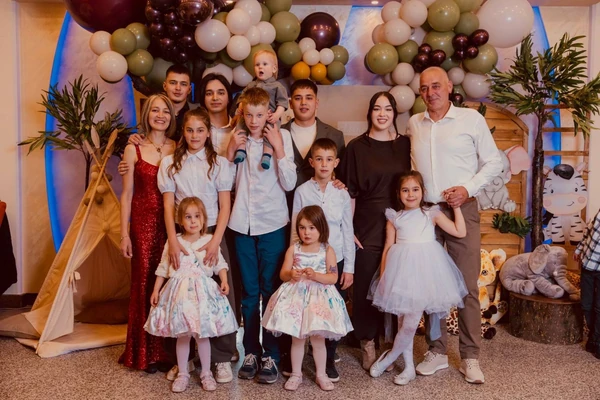 Ruskinja se zbog ljubavi preselila u SELO KOD ZLATIBORA! Miliji rodila 11 DECE, čuva stoku i održava vilu od 600 kvadrata: "Radila sam u plasteniku, pa se porodila na ugaonoj garnituri"