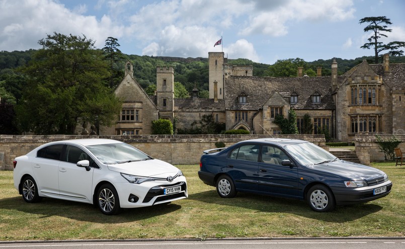 Toyota Avensis III 2015 i Carina E z 1993 roku