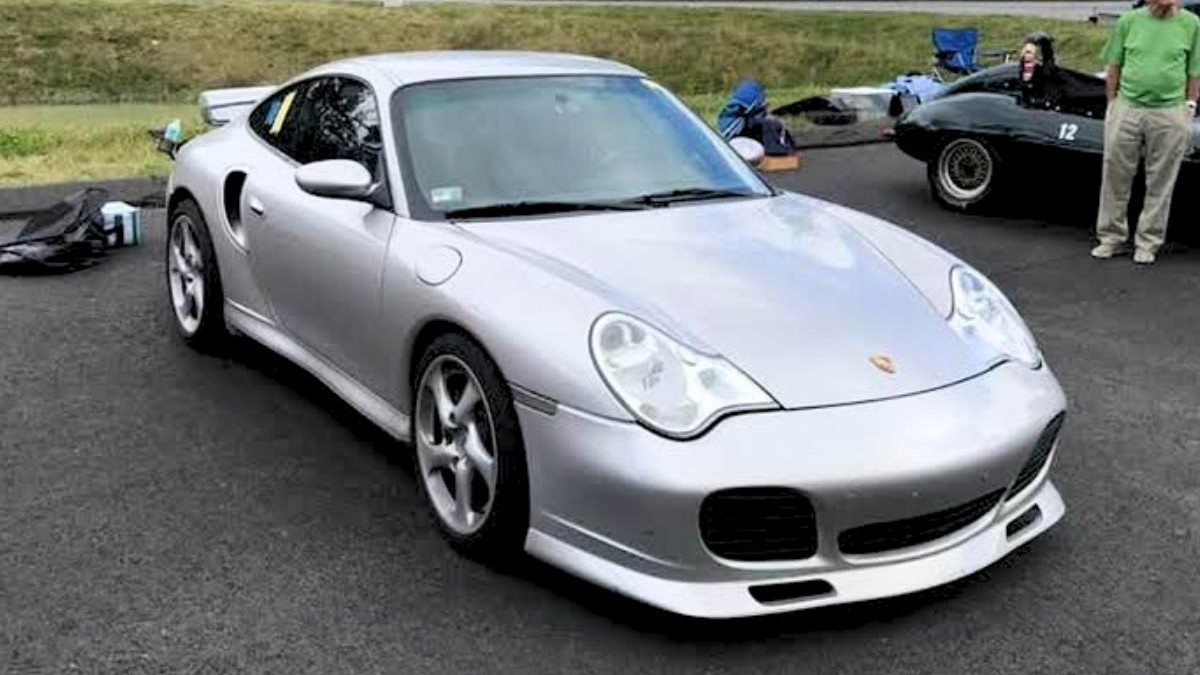 Un american a depășit 1,2 milioane de kilometri cu un Porsche 911. Ce reparații a făcut ca să îl conducă în continuare