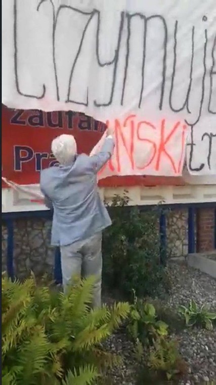 KOD rozwiesił "baner wstydu" na siedzibie PiS