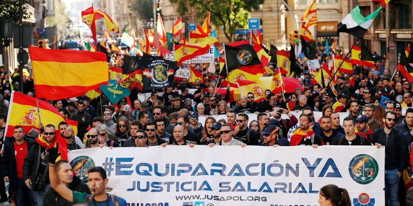 Mossos d'Esquadra police officers and protesters from Committees for the Defence of the Republic (CD