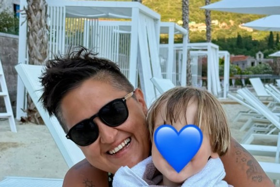 Marija Šerifović se skinula u bikini, a ovo je prizor koji retko viđamo: Sin Mario joj sedi u krilu, otišli zajedno van Srbije (FOTO)