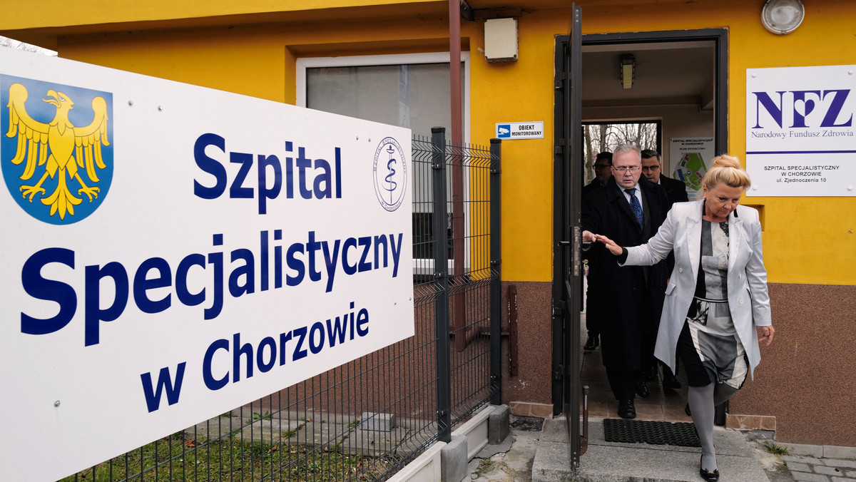 Koronawirus atakuje kolejne miasta w Polsce. Na Śląsku potwierdzono kolejne przypadki zachorowań na koronawirusa. Chorzy przebywają m.in. w szpitalach w Raciborzu i Cieszynie. Decyzją premiera, w całym kraju odwołane zostały wszystkie imprezy masowe. Mecz piłkarski Polska-Ukraina zaplanowany na 31 marca na Stadionie Śląskim odbędzie się przy pustych trybunach. Tekst jest na bieżąco aktualizowany.