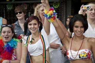 Udział w paradzie równości nie może być podstawą rozwiązania umowy zlecenia