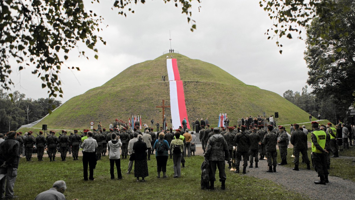 Dla uczczenia setnej rocznicy wymarszu I Kompanii Kadrowej Józefa Piłsudskiego w bryle Kopca Piłsudskiego na krakowskim Sowińcu złożona zostanie ziemia z pól bitewnych, miejsc kaźni i miejsc pamięci narodowej.