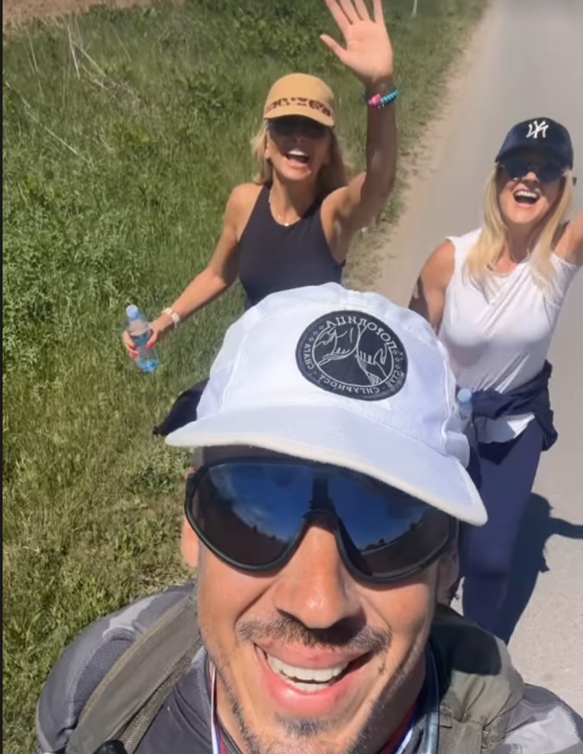 Nikola Rokvić sa majkom i tetkom