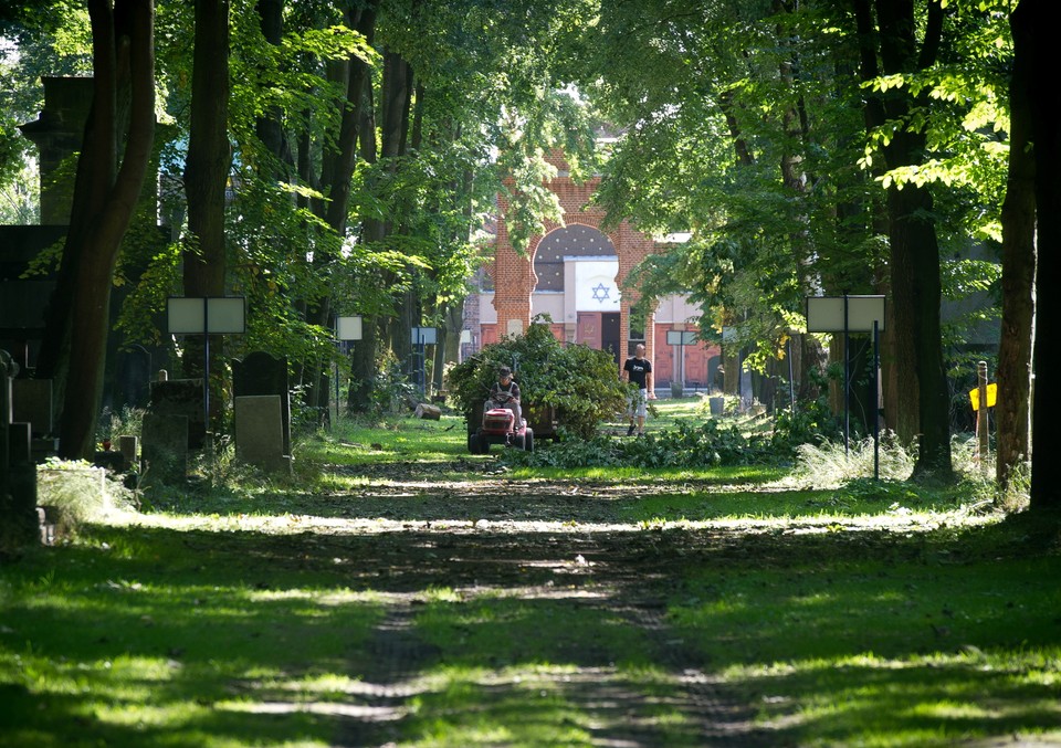 Więźniowie sprzątają cmentarz żydowski