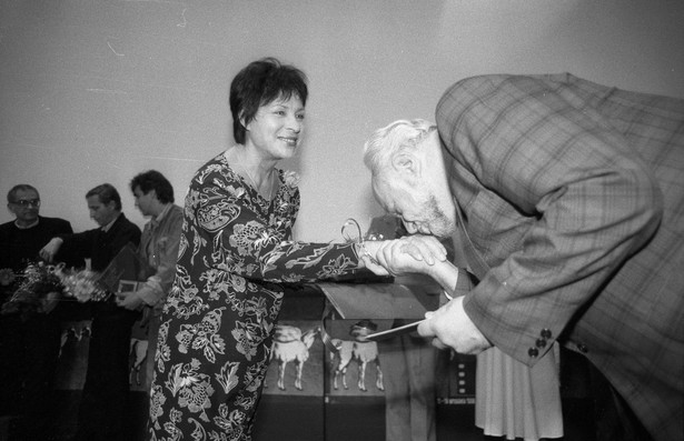 Rok 1988, XIII Festiwal Polskich Filmów Fabularnych w Gdyni. Maria Chwalibóg odbiera nagrodę za rolę pierwszoplanową w filmie Agnieszki Holland "Kobieta samotna"