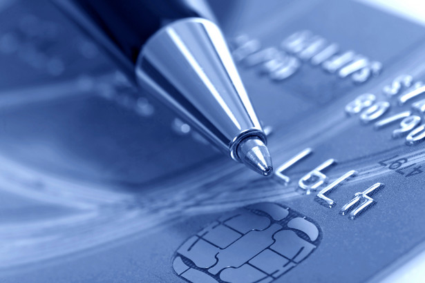 Okres, w którym zaciągnięty na karcie kredyt jest nieoprocentowany wynosi standardowo 51-56 dni w zależności od oferty danego banku.