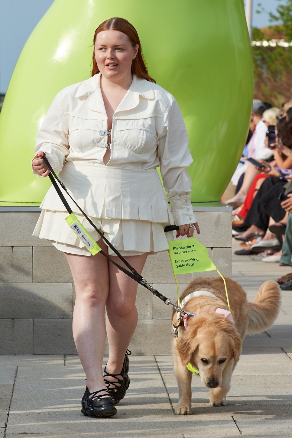 A Sinéad O'Dwyer egy vak modellel írt történelmet a divatban a Koppenhágai Fashion Week kifutóján
