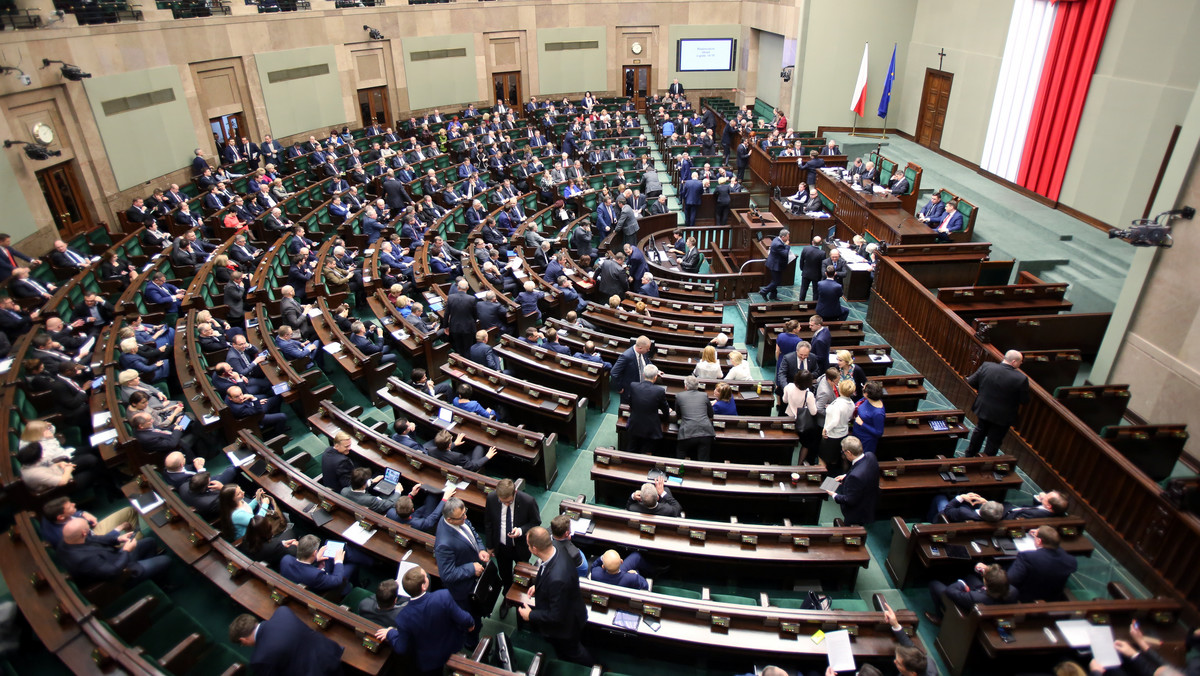 Sejm uchwalił dziś ustawę o Zintegrowanym Systemie Kwalifikacji porządkującą system kwalifikacji zawodowych w Polsce. Chodzi także o zapewnienie jakości kształcenia i wiarygodności dokumentów potwierdzających wiedzę i umiejętności osób posługujących się nimi.