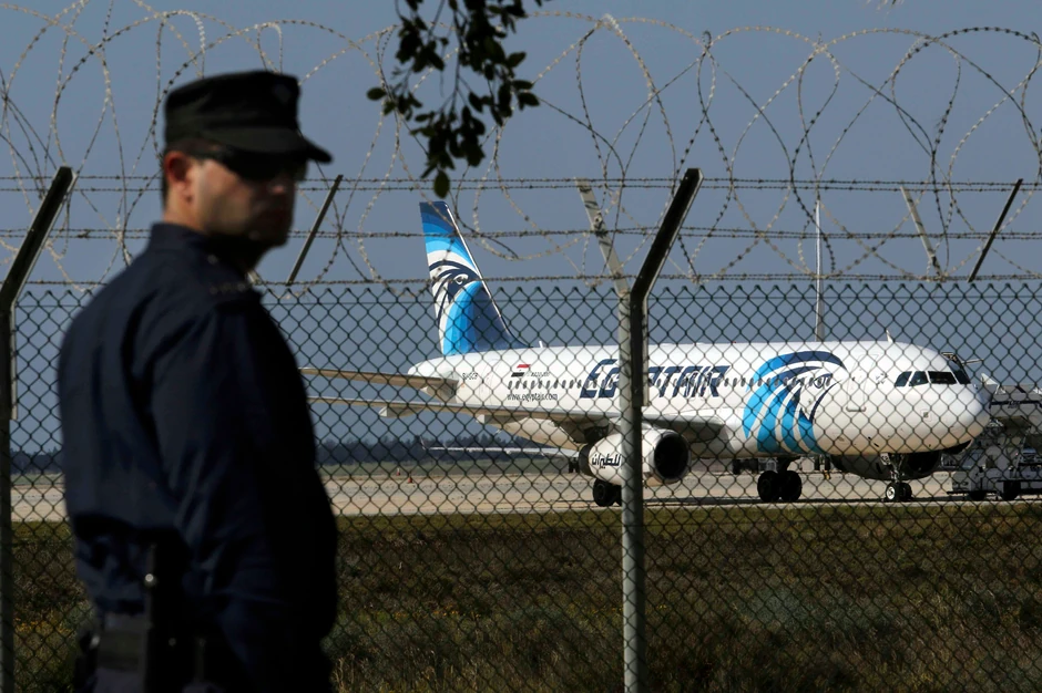 Kiparski policajac na aerodromu, u pozadini je oteti avion
