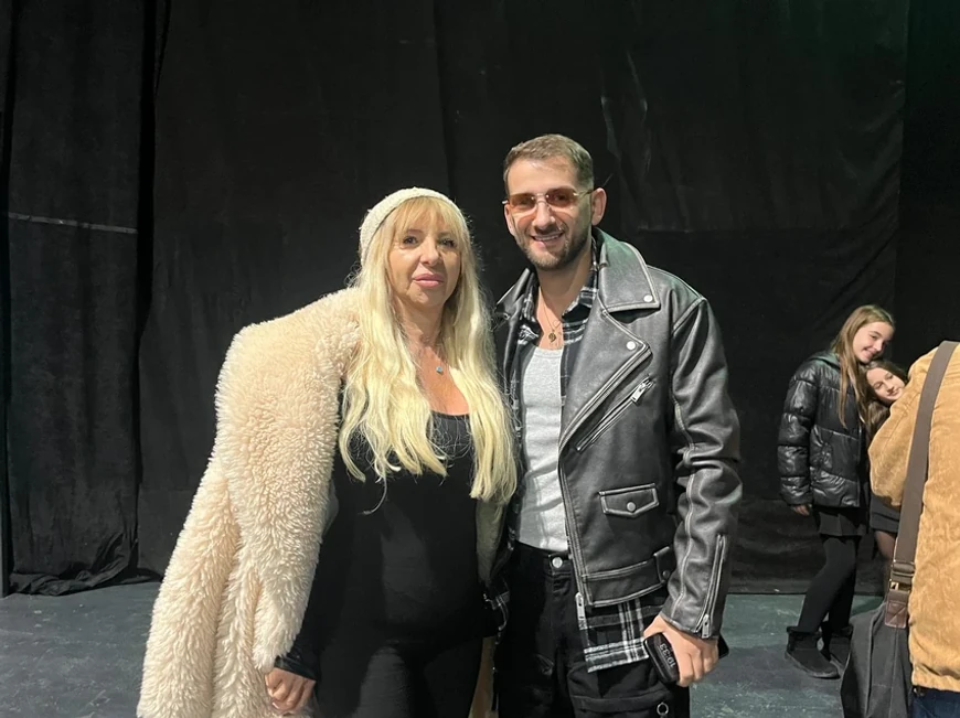 "Ako uđe u Elitu odreći ću se mame!" Pevač javno zapretio, a ona mu odgovorila: "Potpiši da ne želiš majku!"