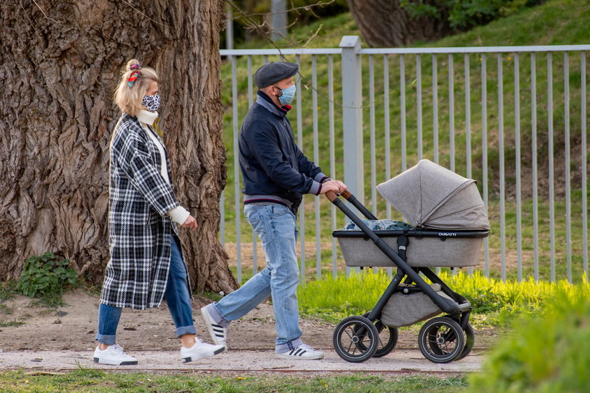 Pierwszy spacer Borysa Szyca z synem do spożywczaka