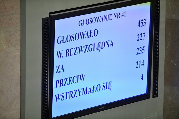 Ekran z wynikiem głosowania na sali obrad Sejmu