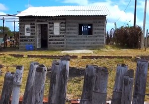 Kuća od staklenih flaša