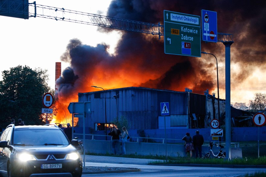 Pożar w gliwickiej fabryce drutu: 140 strażaków walczy z ogniem, dym widoczny z kilkudziesięciu kilometrów — image 6