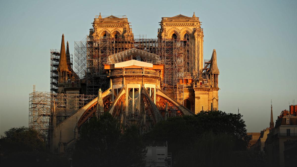 Widok na rekonstruowaną katedrę Notre Dame, 14 kwietnia 2020 r.