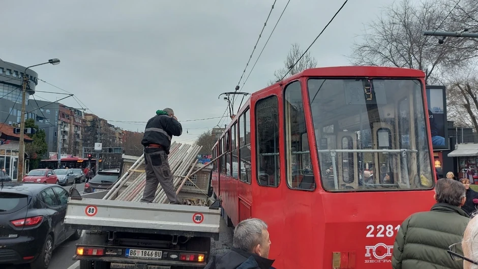 Šipka uletela u tramvaj 
