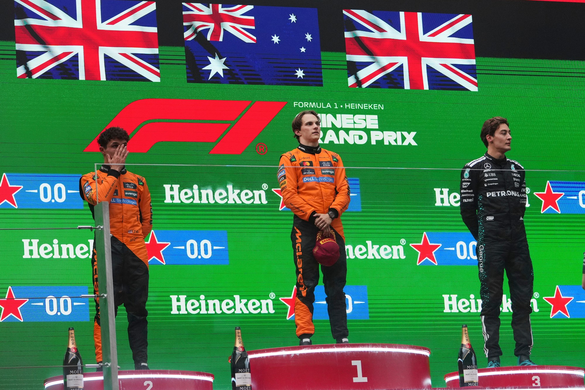 VC Číny: Víťaz pretekov Austrálčan Oscar Piastri, Lando Norris (obaja McLaren) a tretí George Russell z Mercedesu. 