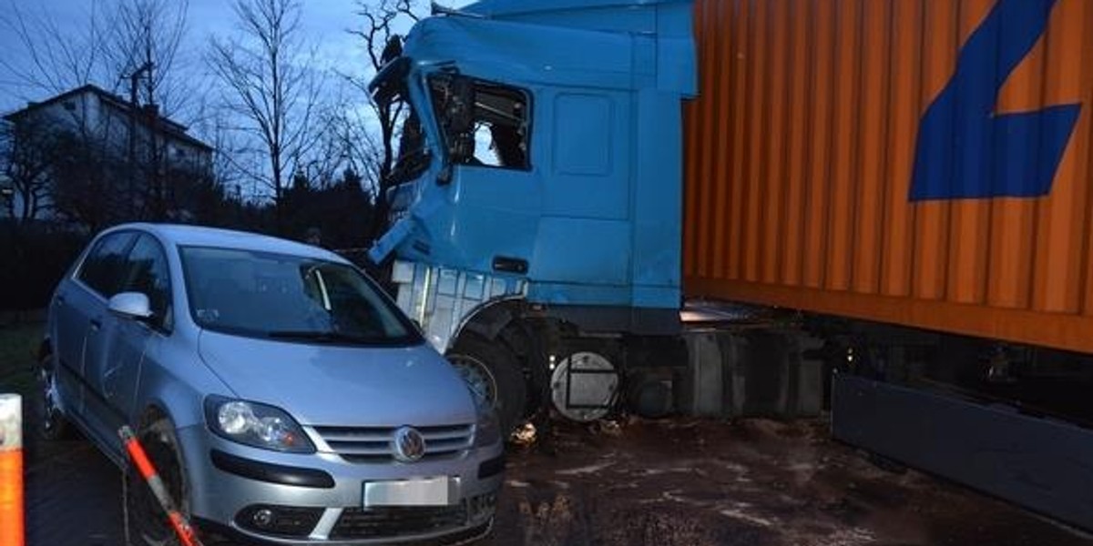 Wypadek w Dukli.  Tir uderzył w powalone drzewo, a potem wpadł na auto osobowe