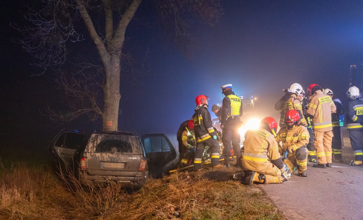 Strażacy przyjechali do nocnego wypadku. Zdjęcie zrobił strażak Łukasz Rutkowski, który jest jednocześnie fotografem. Więcej jego zdjęć znajdziesz na  jego profilu na Facebooku "Łukasz Rutkowski — Fotografia". 