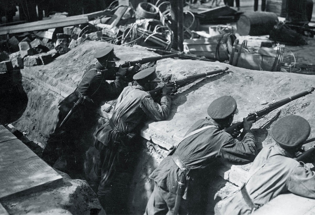 Przewrót majowy: szwoleżerowie w okopach w Warszawie. 12 maja 1926 r.
