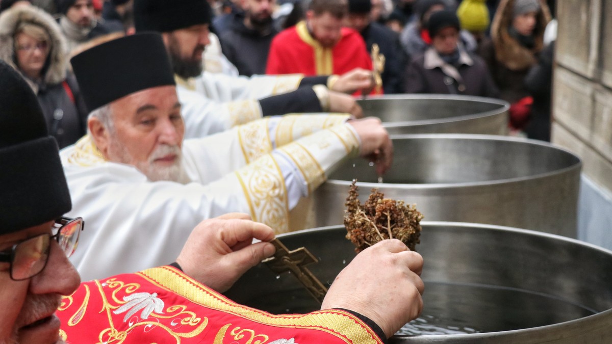 Sveštenik objašnjava kako treba da se koristi i čuva bogojavljenska vodica